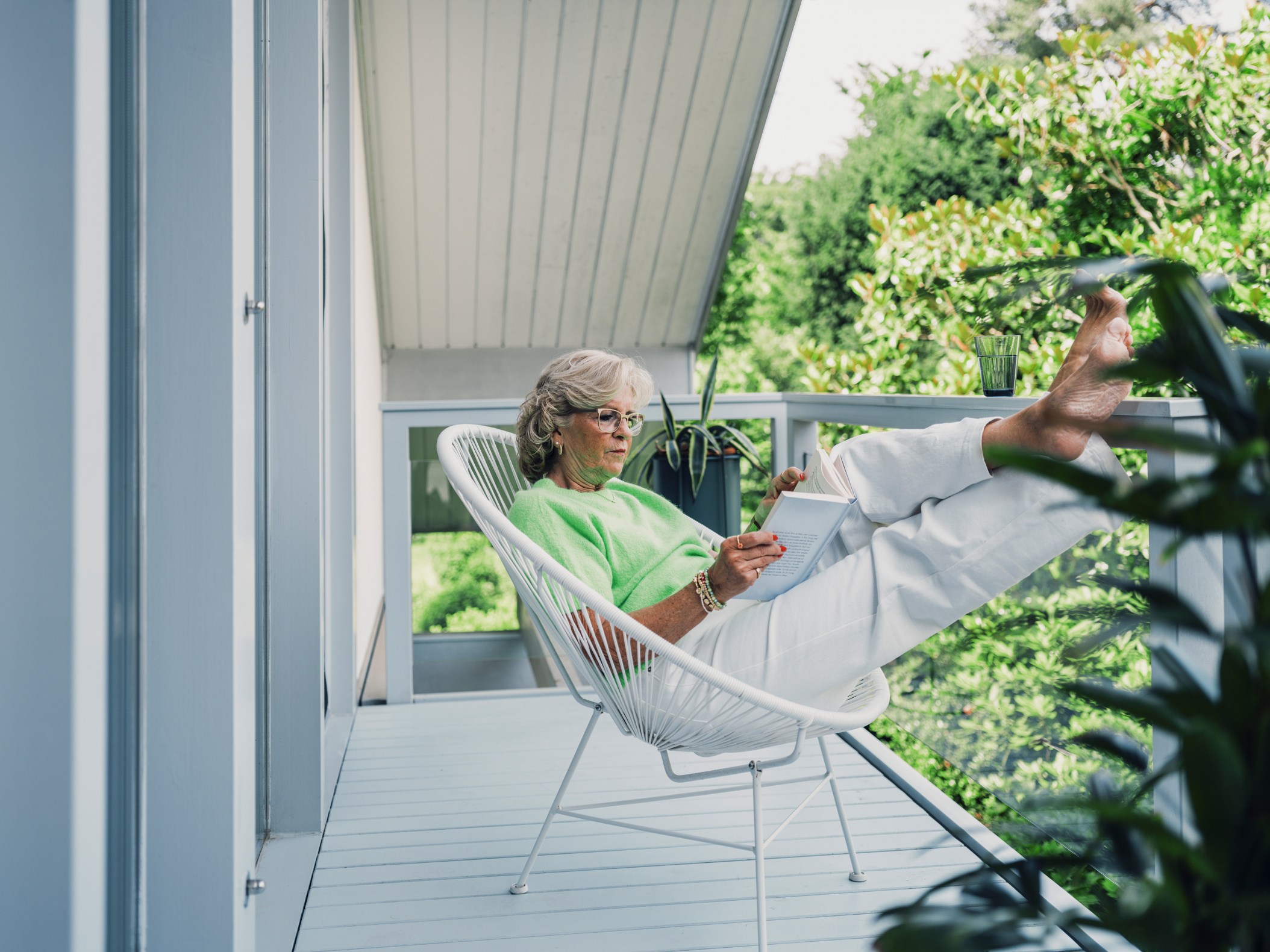 senior, woman, house, balcony, summer, leisure, freetime, reading book, chair, white