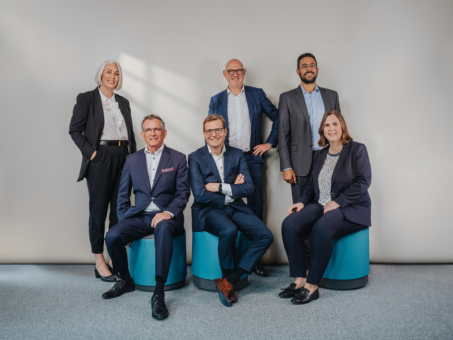Sechsköpfiges Führungsteam posiert für professionelles Gruppenfoto