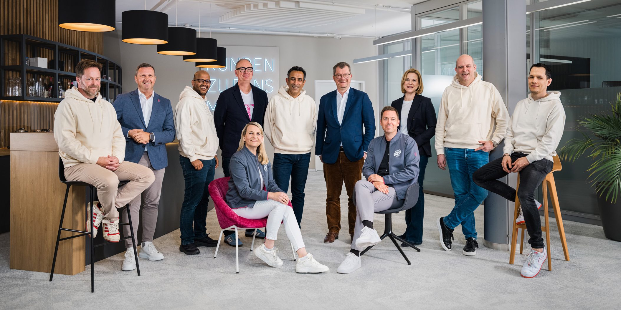 Großes Teamfoto einer Unternehmensgruppe in modernem Büro
