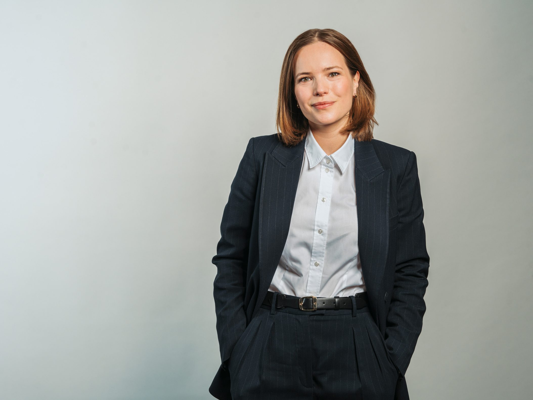 Professionelles Porträt einer Frau im dunklen Hosenanzug