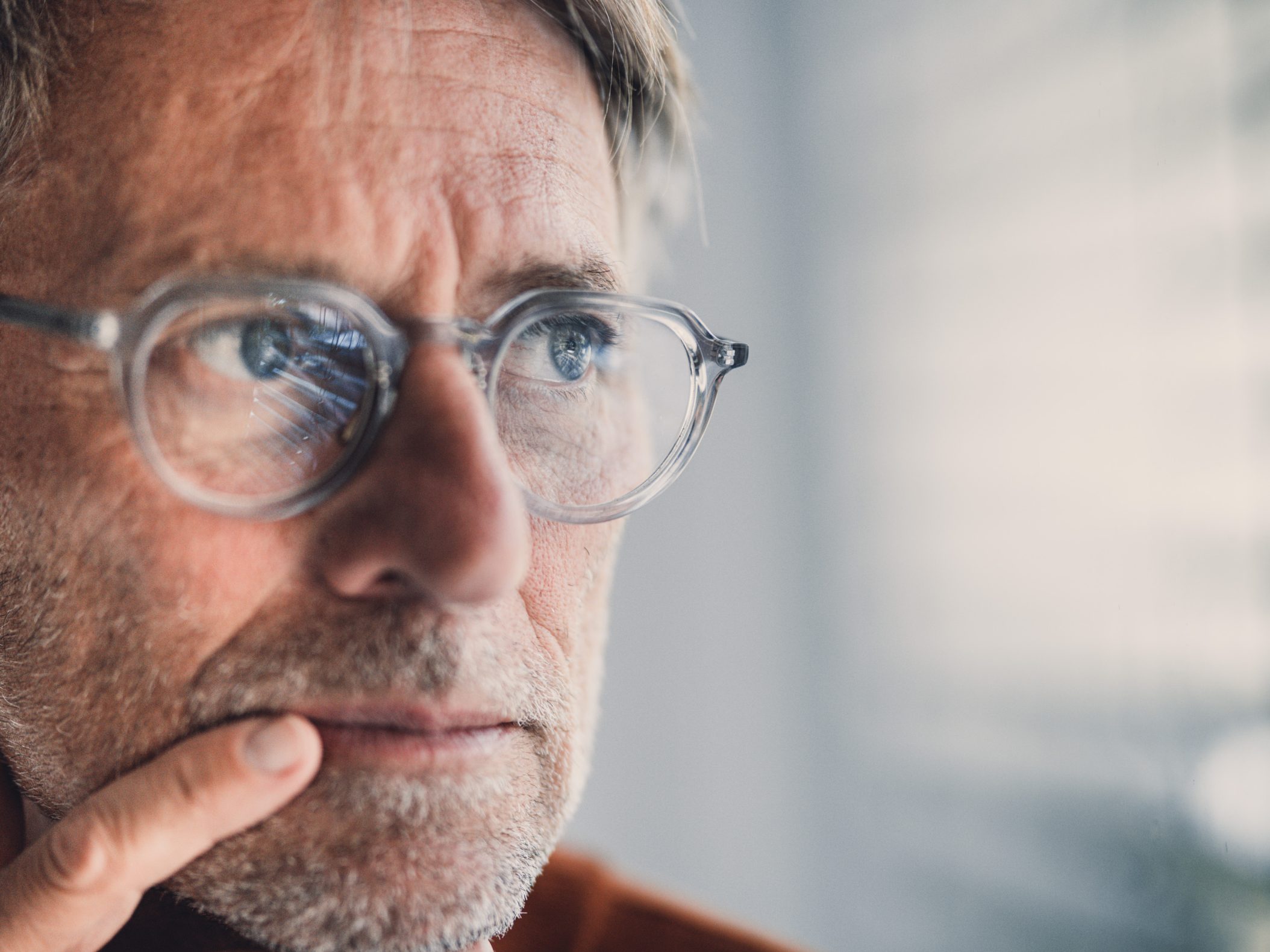 Nahaufnahme eines nachdenklichen älteren Mannes mit Brille