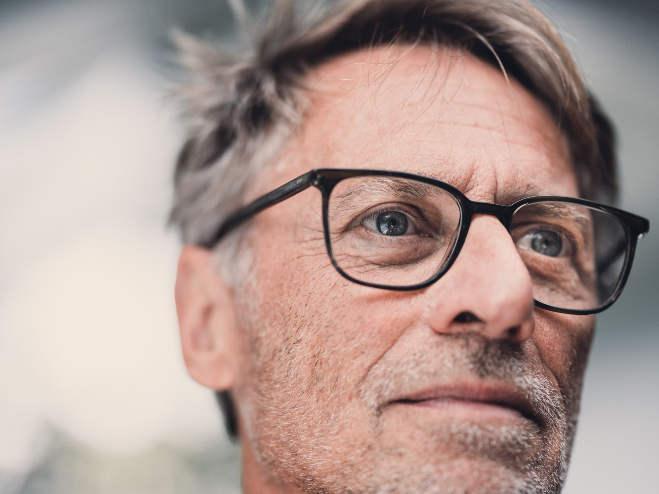 Nahaufnahme eines älteren Mannes mit schwarzer Brille